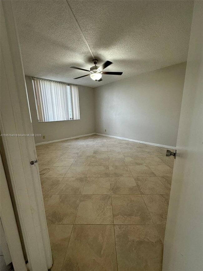 Building Photo - 901 Hillcrest Dr