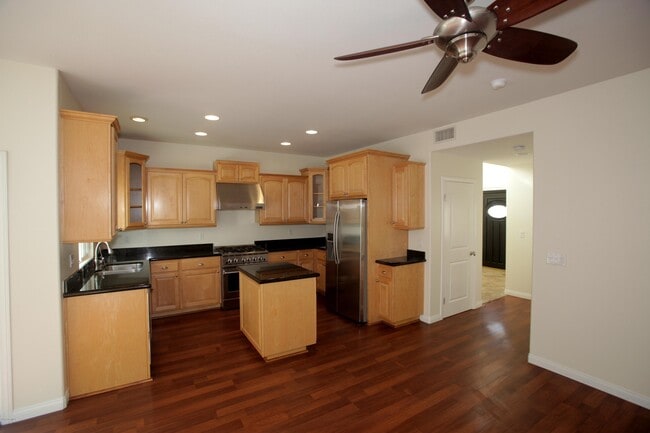 Building Photo - 526 Houston Dr