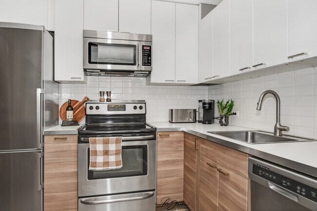 Building Photo - 1340 N Dearborn St