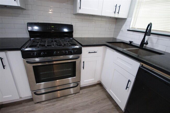 Building Photo - 2822 Forest Oaks Dr