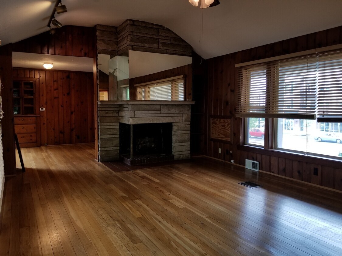 Foto principal - Charming 3 Bed 2 Bath Home! *2025*