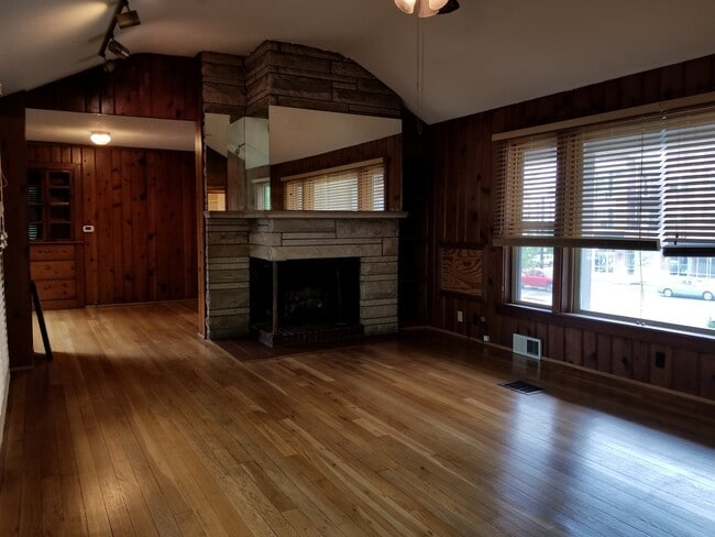 Charming 3 Bed 2 Bath Home! *2027* - Charming 3 Bed 2 Bath Home! *2027*