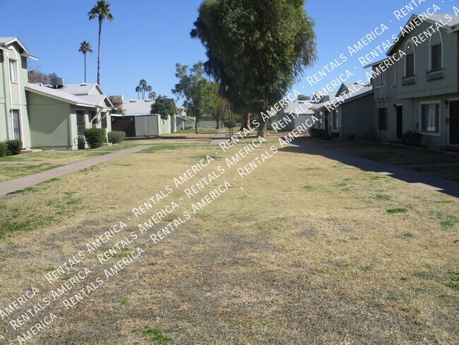 Foto del edificio - 2645 W Highland Ave
