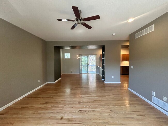Foto del edificio - Beautiful 2BR Townhome Available For Rent ...