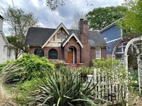 Building Photo - 695 Willoughby Way NE