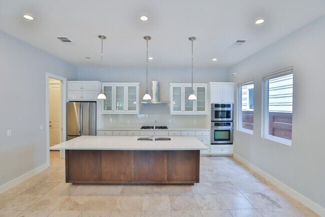 Foto del edificio - Stunning 3 bedroom, 3.5 bathroom Home in A...