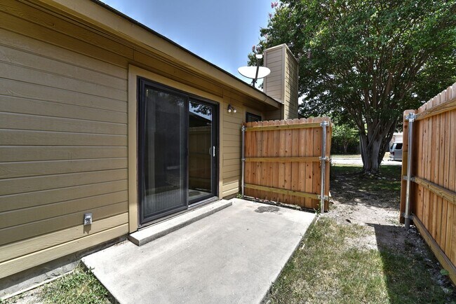 Building Photo - 3410 Ridge Ash