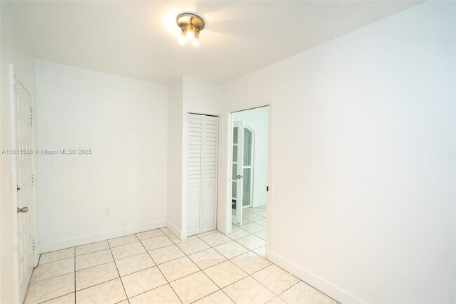 Foto del edificio - 8200 Harding Ave