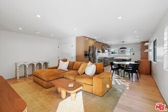 Building Photo - 838 N Mansfield Ave