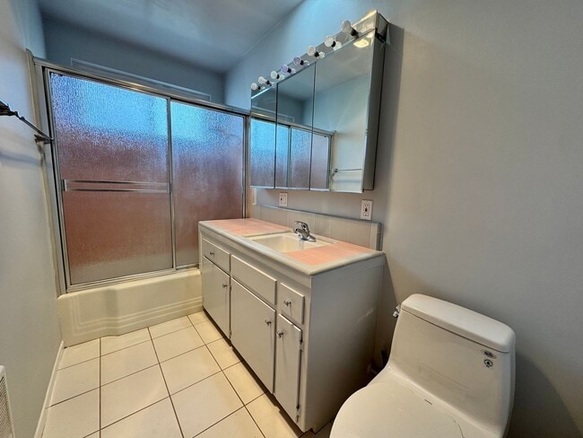 Building Photo - Great Santa Monica Location! Walking Dista...