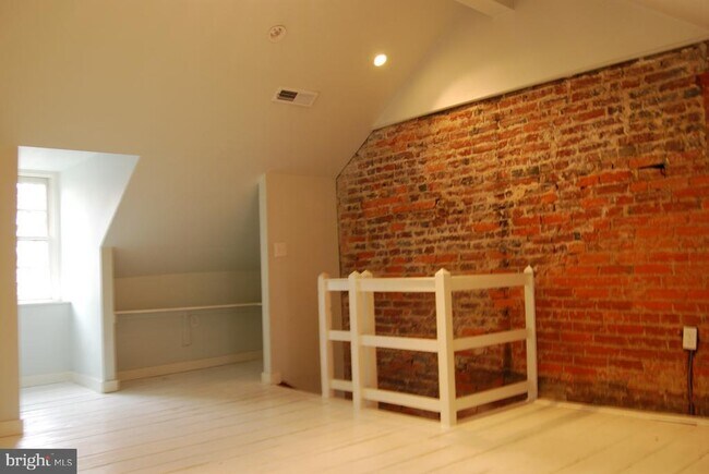 Building Photo - 1112 Locust St