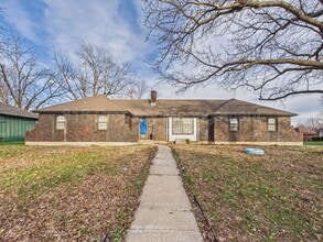 Building Photo - 3929 S Carriage Ln