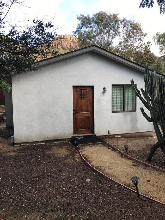 9407 Trails End Dr, Chatsworth, CA 91311 House Rental in Chatsworth