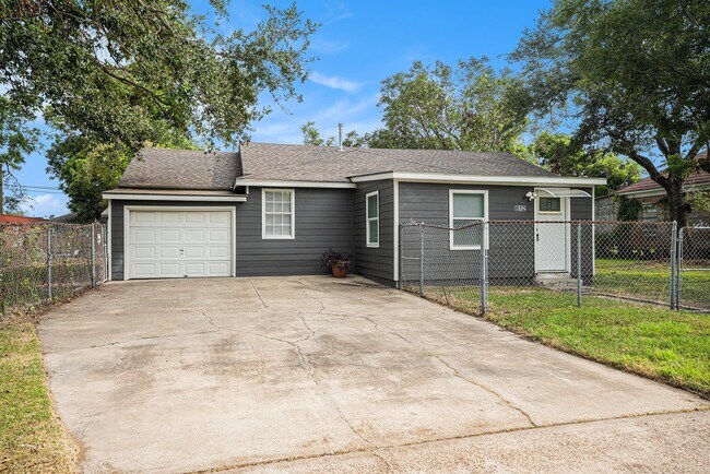 Building Photo - 812 7th Ave N