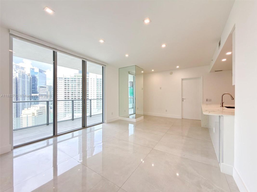 Foto principal - 1300 Brickell Bay Dr
