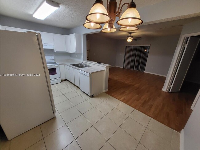 Building Photo - 301 Palm Way