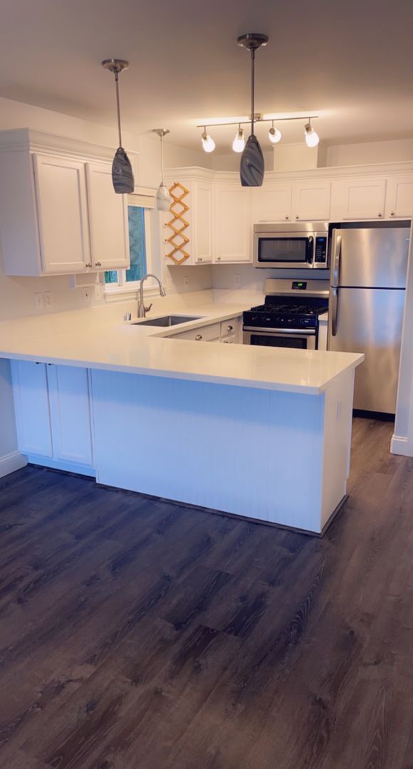 Building Photo - Beautiful recently updated home! Close to ...