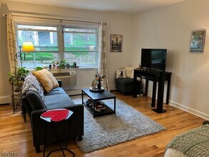 Building Photo - 48 Elm St