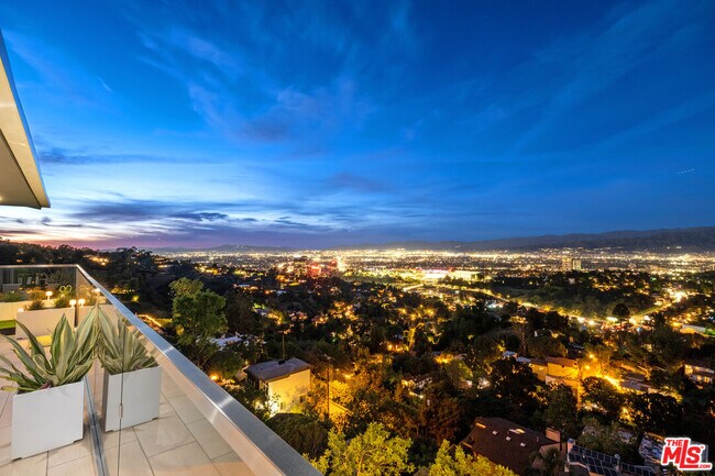 Foto del edificio - 7191 Pacific View Dr