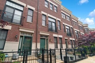 Building Photo - 1827 S Prairie Pkwy