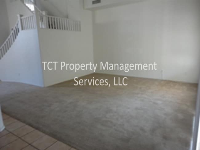 Photo - Large 4 Bed/2.5 Bath with 3 car garage in Glendale! House