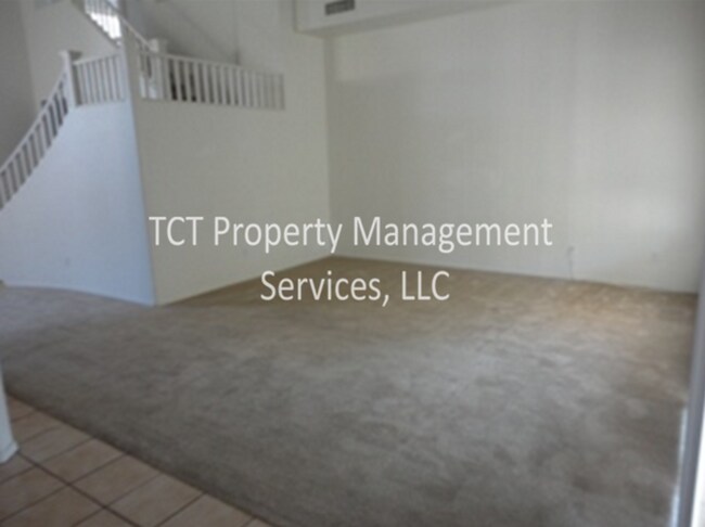 Building Photo - Large 4 Bed/2.5 Bath with 3 car garage in Glendale!