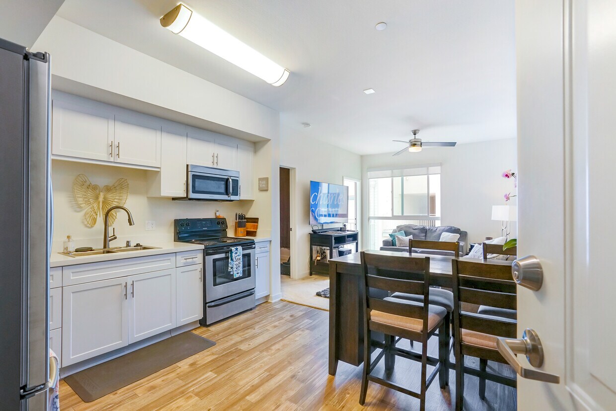 Foto principal - 12656 Bluff Creek Dr