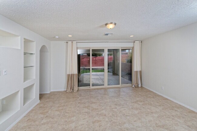 Foto del edificio - Larger 1 story home in Loma Colorado across the street from small park.