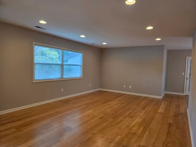 Building Photo - 1545 Brookside Dr