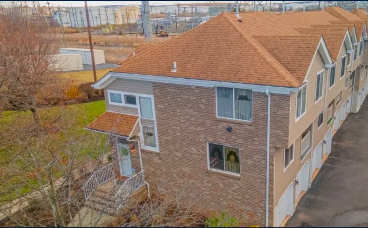 Spacious 3 bedroom, 2.5 bathroom, 2 car garage - 49 Marina View Dr