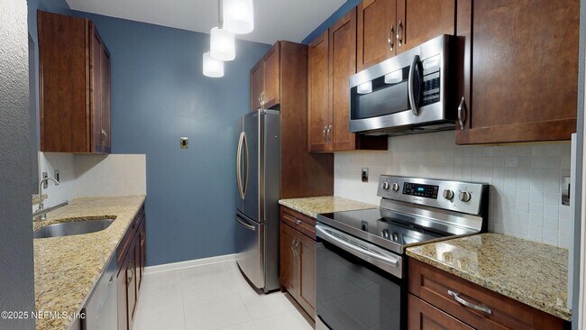 Foto del edificio - 7990 Baymeadows Cir E