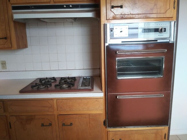 Building Photo - Large 4 Bed 2 Bath on Chapman DR