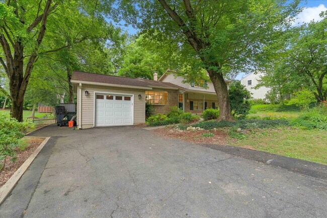 Building Photo - Find Your Forever Home in Valewood Manor