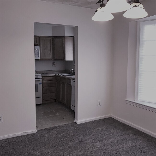 Building Photo - 1601 Addison Rd S