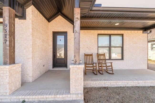 Foto del edificio - 3 Bedrooms Plus an Office & Sun room