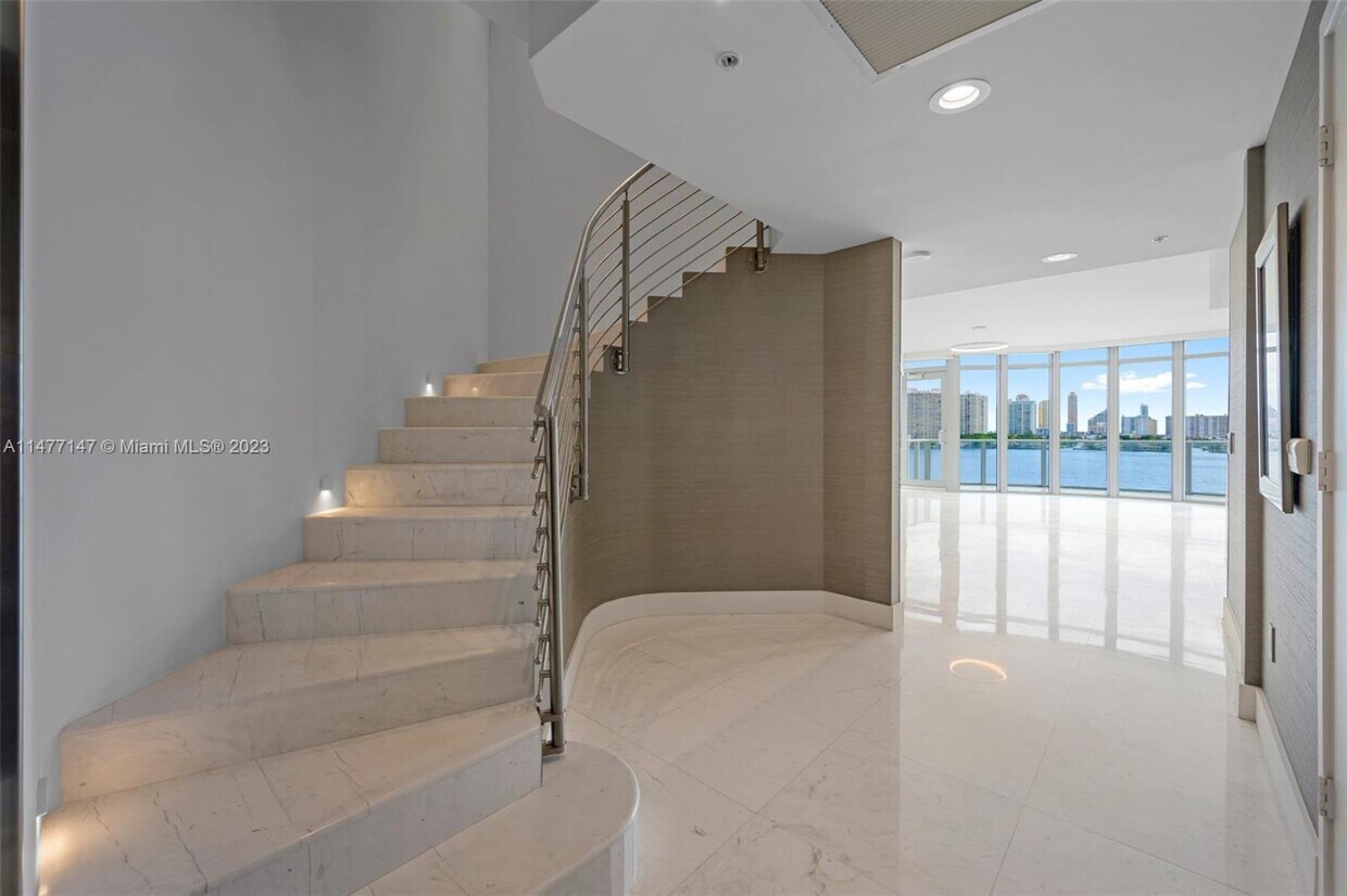 Primary Photo - 17301 Biscayne Blvd