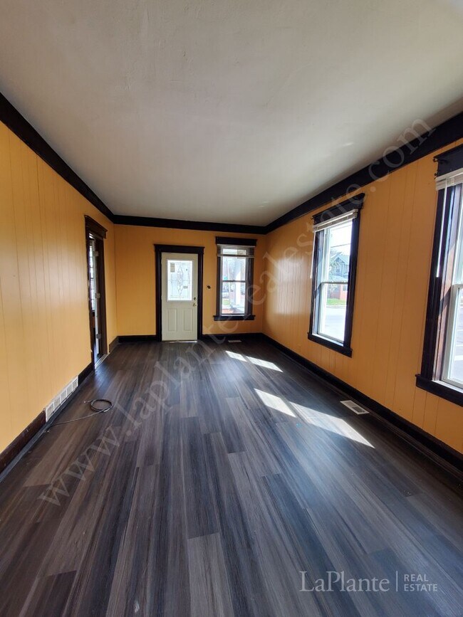 Building Photo - Welcome to this charming 3-bedroom, 1-bath...