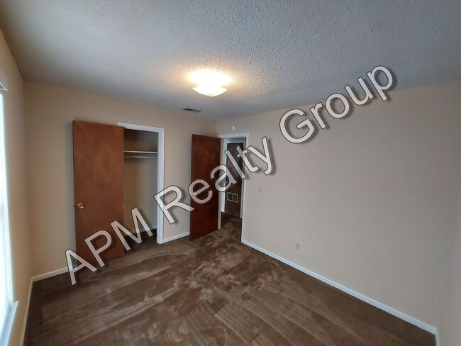 Foto del edificio - Upstairs two-bedroom apartment