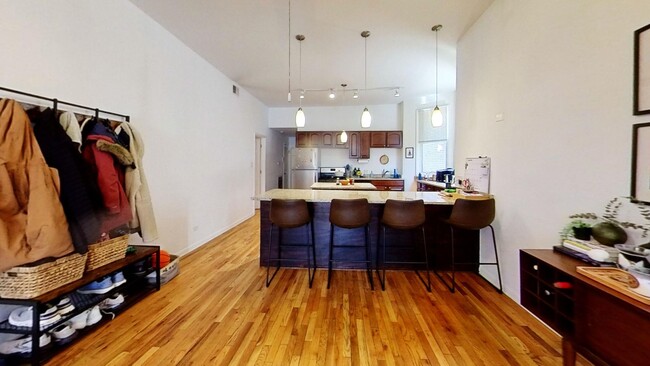 Building Photo - Recently Rehabbed Wrigleyville Two Bed Two...