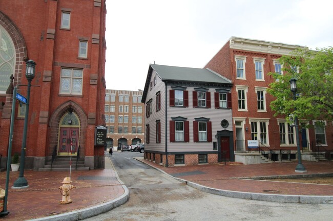 Building Photo - 122-124 State St
