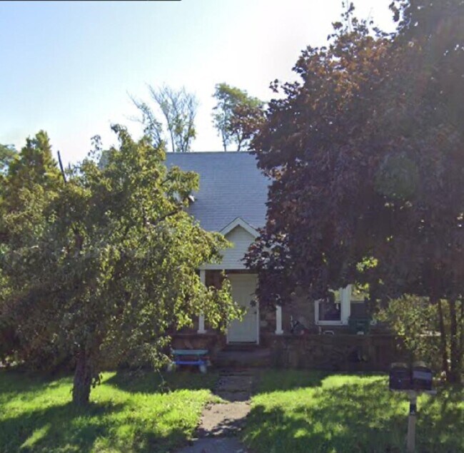 Cozy 2 Bedroom - 413 Broadway