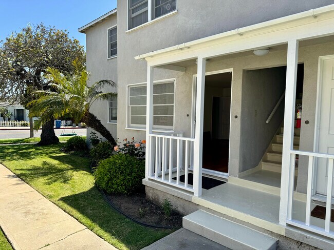 Side View - 1037 Ocean Park Blvd