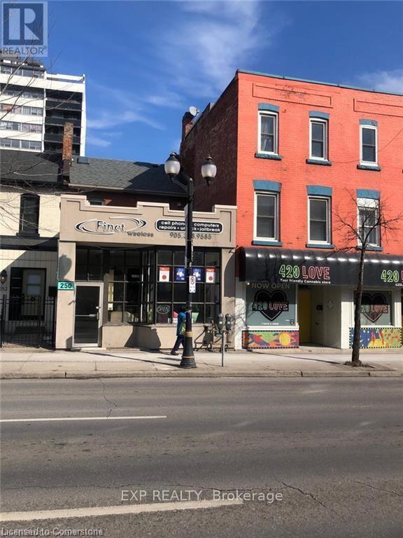 Photo du bâtiment - 250 King St W