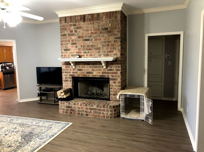 Building Photo - Northgate Village Home.