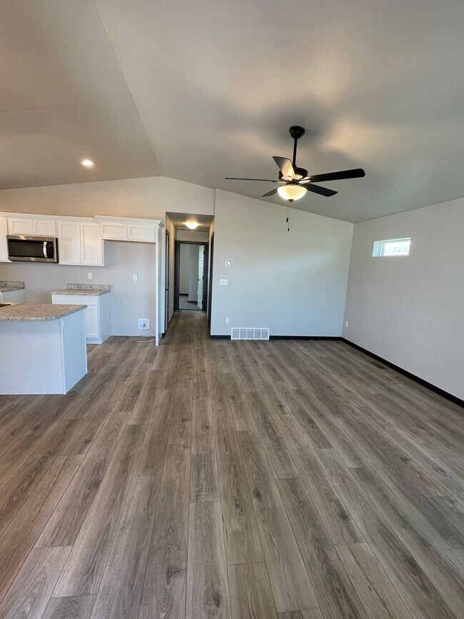 Foto del edificio - Newer Home with Two Bedrooms, Two Bathrooms & Modern Amenities!