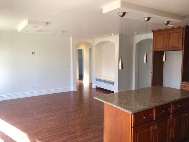 Building Photo - House: 3 Bedroom / 2 Bathroom - Sacramento