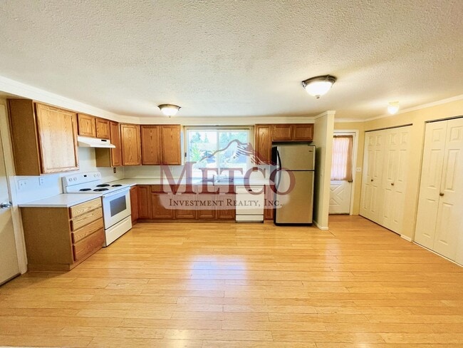 Building Photo - Spacious 4 Bedroom House In Springfield!