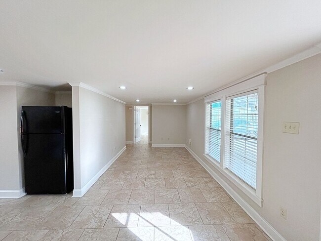 Foto del edificio - 2 Bedroom Downstairs Condo in Capital Heights