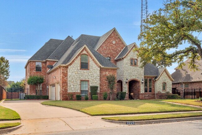 Foto del edificio - "Luxurious 5-Bed, 4-Bath Retreat in Grapevine - Expansive 4,428 Sq. Ft. Haven!"