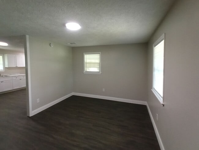Building Photo - 47 Oakwood Dr